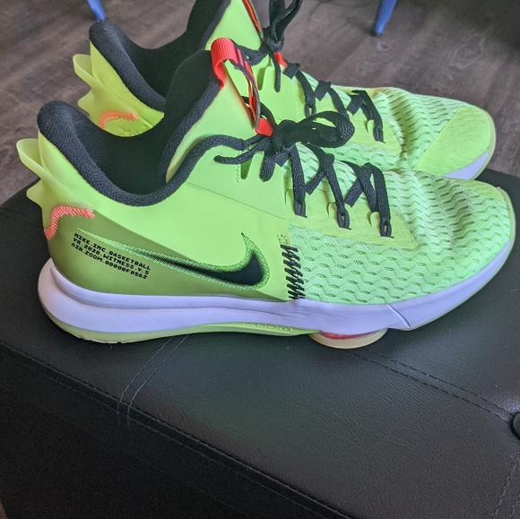 Nike LeBron Witness 5 Grinch Volt Green Lakers size 14 - Picture 2 of 12